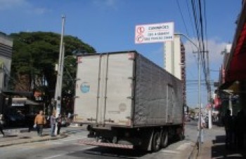 Caminhões desrespeitam os novos horários para o tráfego