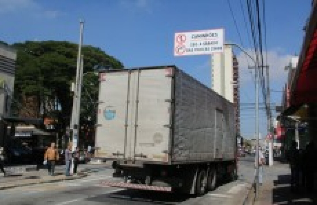 Caminhões desrespeitam os novos horários para o tráfego