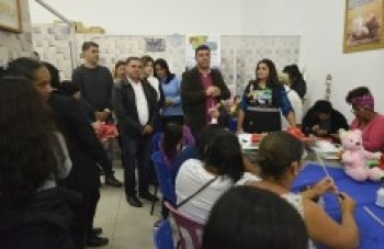 Curso de feltro prepara mulheres para o mercado