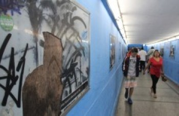 Túnel de pedestres no centro de Poá sofre com vandalismo