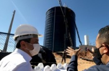 Prefeito vistoria reservatório que atenderá Jundiapeba e Braz Cubas
