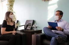 Professora é homenageada pelo prefeito e vereadores