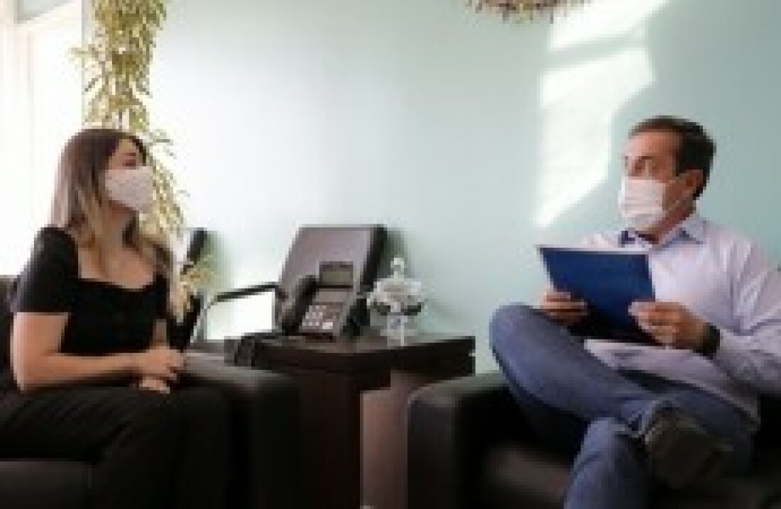 Professora é homenageada pelo prefeito e vereadores