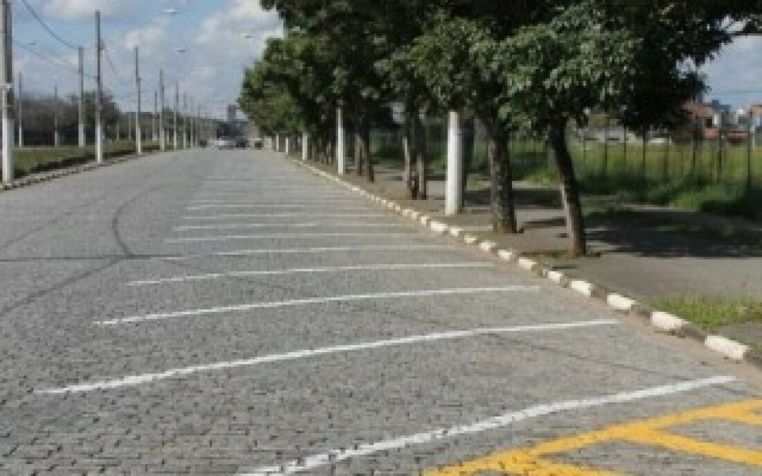 Avenida Brasil ganha 150 vagas de estacionamento