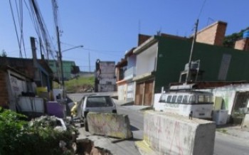 Asfalto cede e cratera se forma em rua de Ferraz