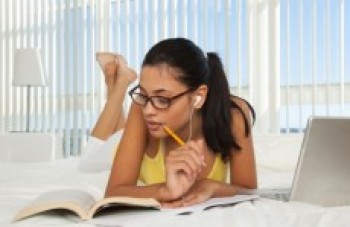 Levantamento aponta que 24,8% dos alunos estudam na cama