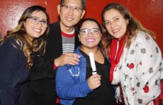 Mamoru entrega certificados para os alunos da Casa Aberta