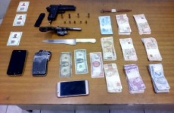 Força Tática prende bando e liberta três reféns em roubo a residência