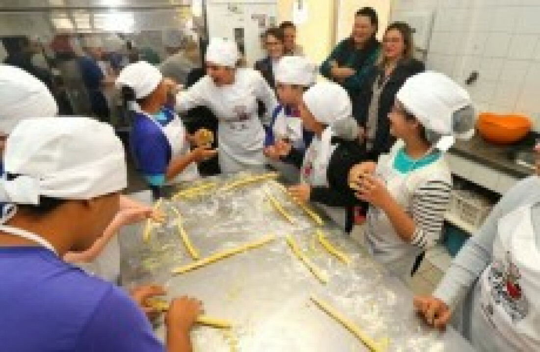 Alunos aprendem preparo de massas