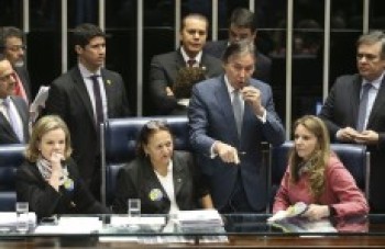 Senadores aprovam texto para projeto