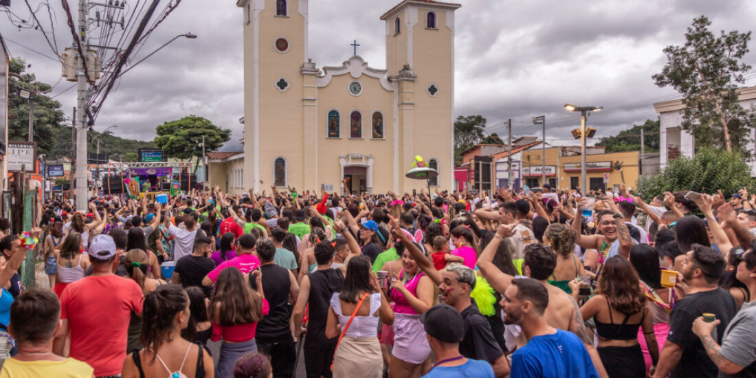 Carnaval reúne 53 mil foliões em Guararema