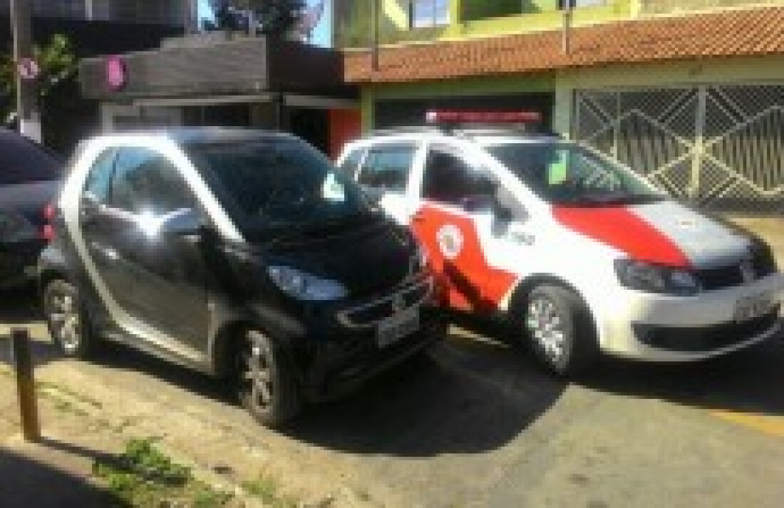 Família é detida em automóvel roubado