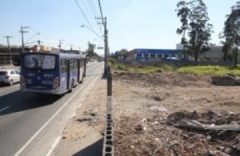 Área na rua Prudente de Moraes recebe limpeza
