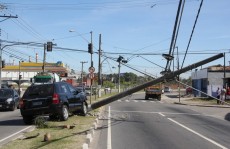 Carro derruba poste em Jundiapeba