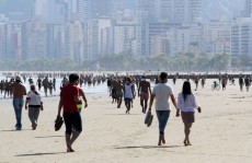Praias ficam cheias na Baixada Santista
