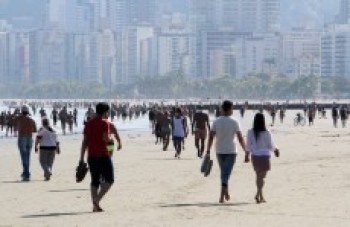 Praias ficam cheias na Baixada Santista