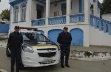 Guardas civis ajudam a salvar vida de bebê