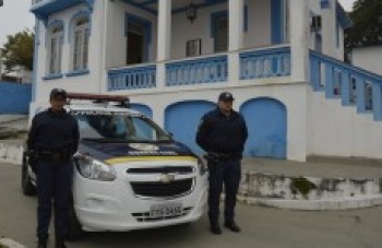 Guardas civis ajudam a salvar vida de bebê