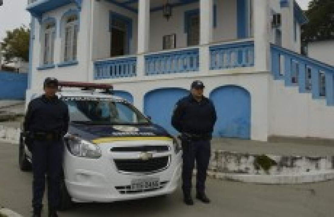 Guardas civis ajudam a salvar vida de bebê