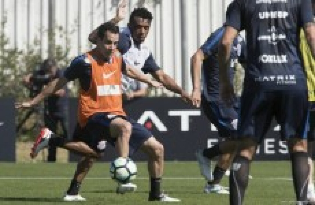 Arana e Rodriguinho treinam e devem retornar contra Avaí