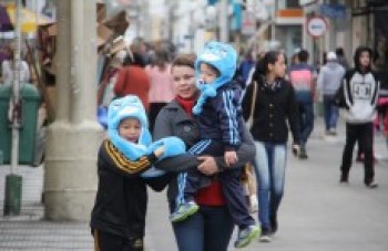Mogianos se protegem contra frio intenso: