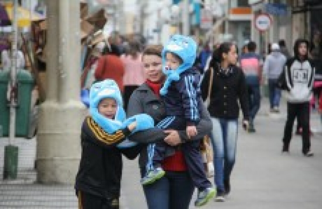 Mogianos se protegem contra frio intenso: