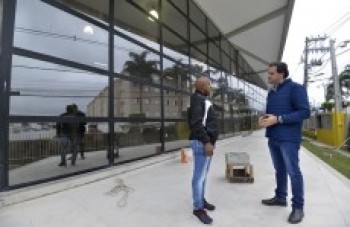 Prefeito de Poá vistoria obra de escola na Vila Monteiro