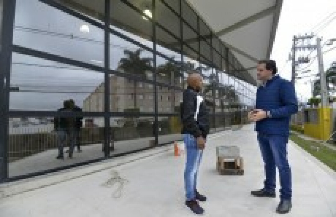 Prefeito de Poá vistoria obra de escola na Vila Monteiro