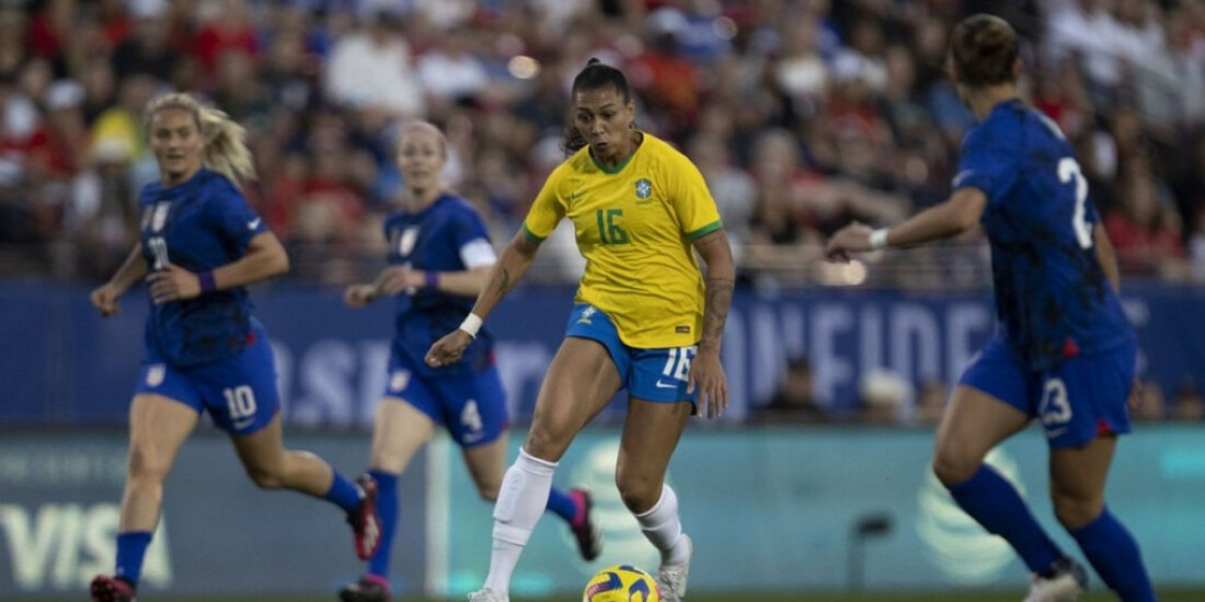 Seleção feminina joga bem, mas perde de 2 a 1 para os Estados Unidos