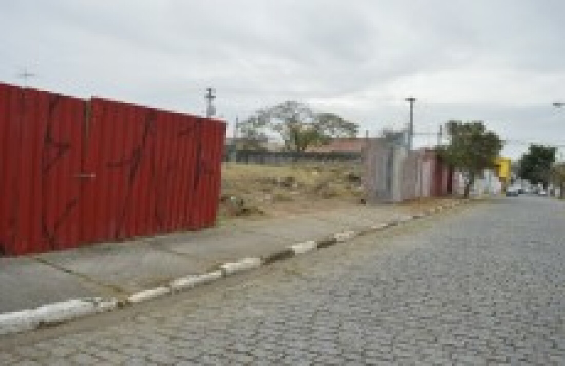 Terreno é alvo da ação de vândalos