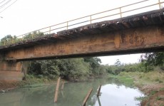 Moradores pedem construção de nova ponte na Volta Fria