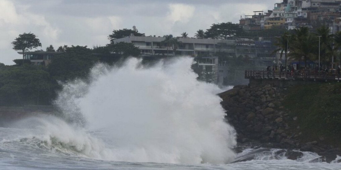 Bombeiros salvam mais de 1,6 mil vidas nas praias do Rio no carnaval