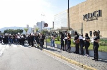 Manifestação contra aluguel no shopping tem alta adesão