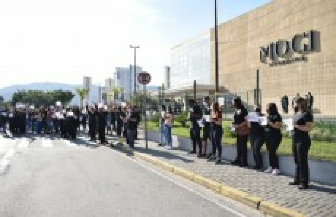 Manifestação contra aluguel no shopping tem alta adesão