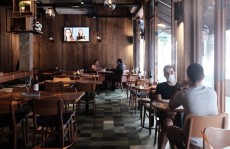 No 1º dia de reabertura, restaurantes ficam vazios