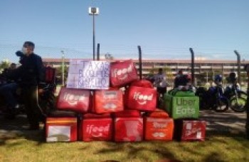 Entregadores recebem refeição gratuita durante manifestação