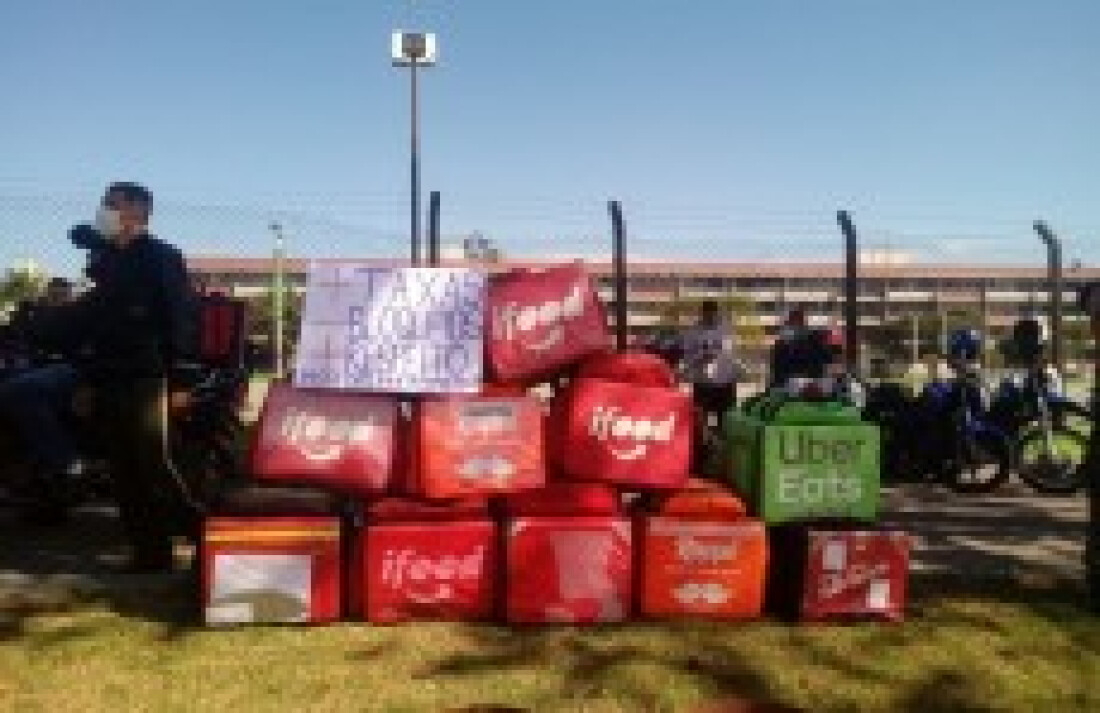 Entregadores recebem refeição gratuita durante manifestação