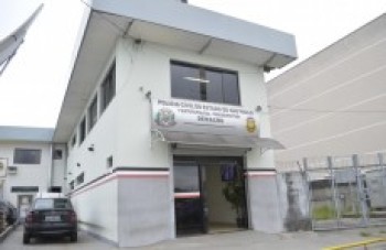 Mulher é golpeada com uma tesoura