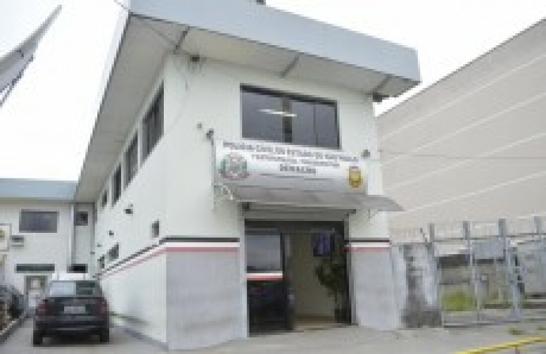 Mulher é golpeada com uma tesoura