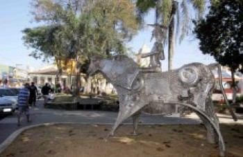 Obras de Lúcio Bittencourt ocupam centro de Itaquá