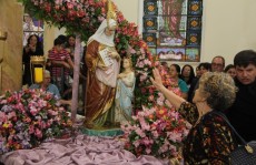 Milhares de fiéis se reúnem para homenagear a padroeira