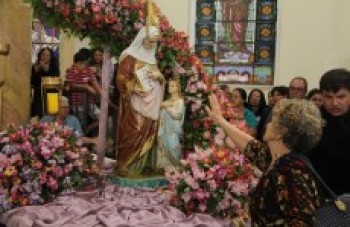 Milhares de fiéis se reúnem para homenagear a padroeira