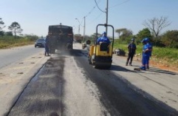 Estrada de Poá recebe serviço de tapa-buraco
