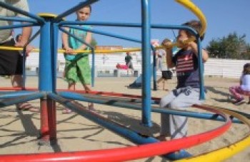 Comunidade se une para limpar a praça da Bíblia