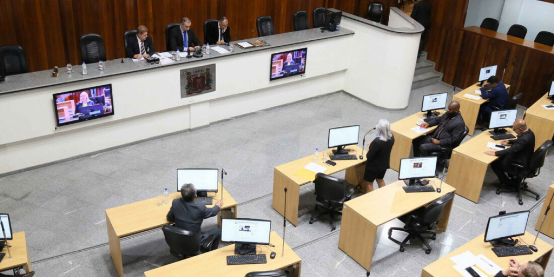 Sessão da Câmara tem homenagens e votos de aplausos