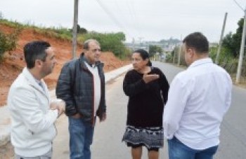 Moradores comemoram construção de calçadas
