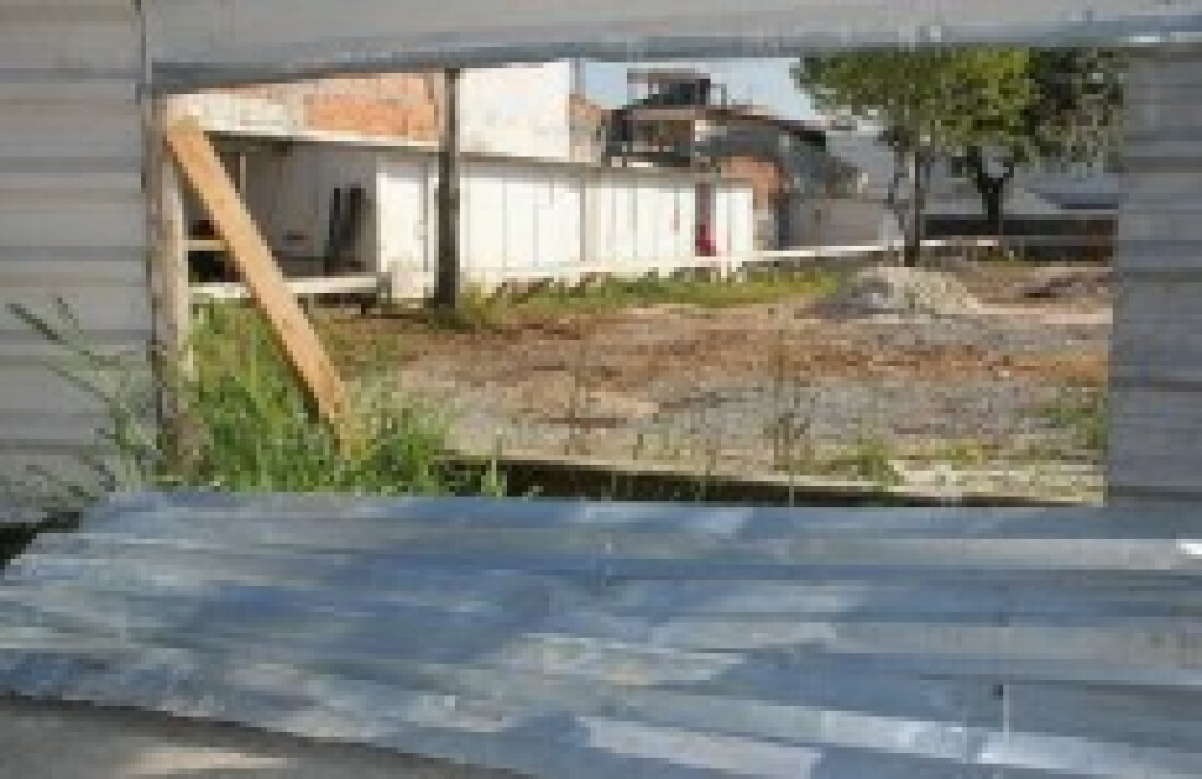 Com obra de UBS parada, área é utilizada pelos marginais