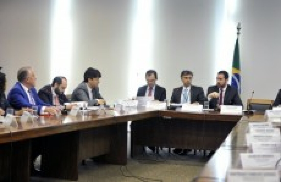 Governo federal avalia corte de benefícios de servidores