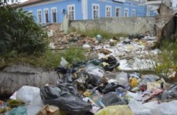 Área no centro vira ponto de descarte de lixo: