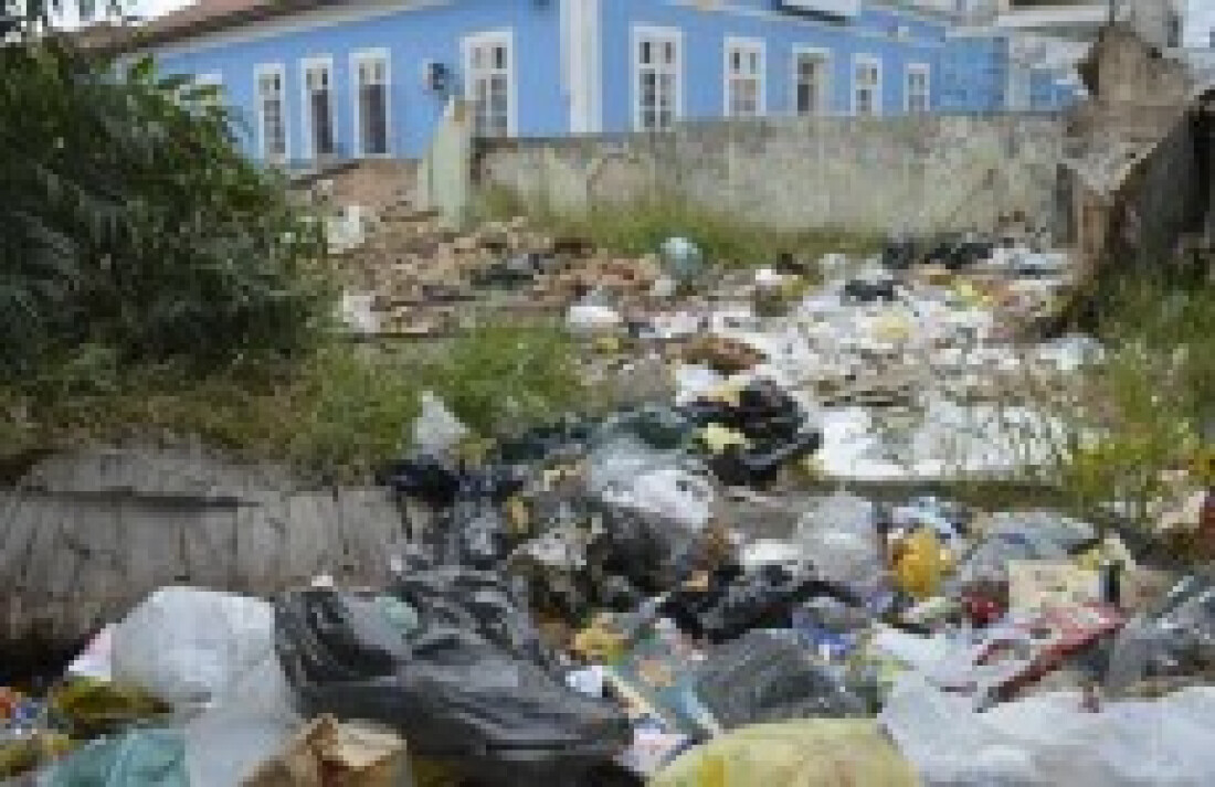 Área no centro vira ponto de descarte de lixo: